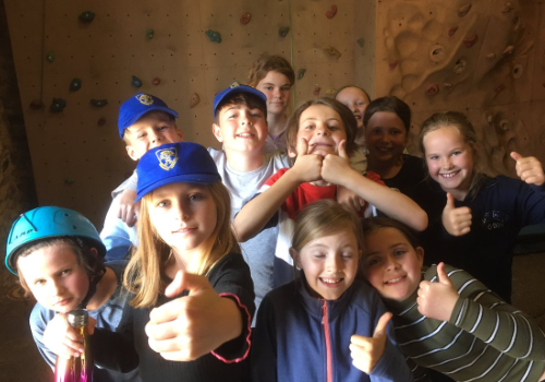 groupe d'enfants pendant l'activite d'escalade