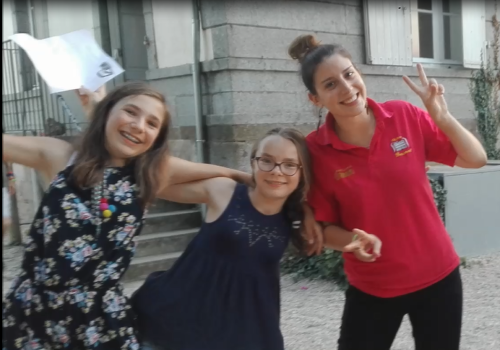 filles avec leur animatrice lors un jeu d'equipes