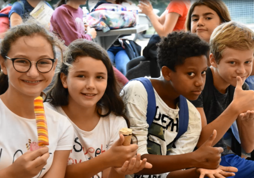 groupe de filles et garçons en visite de detente au refuge de l'arche