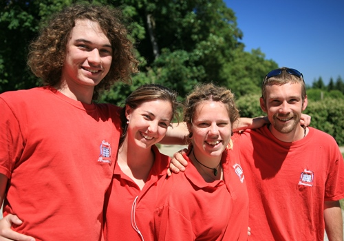 animateurs et animatrices a chateau beaumont souriant