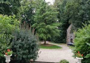 vue sur la cour d'entree et la chapelle de chateau beaumont
