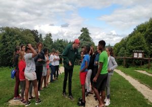 groupe d'enfants en colonie de vacances anglaise pendant activity lines