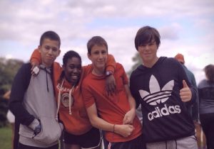groupe de jeunes pendant les jeux d'equipe en colonie de vacances anglaise a chateau beaumont