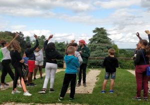 groupes d'enfants en colonie de vacance a chateau beaumont pendant les jeu d'equipes
