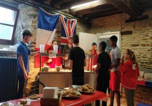 groupe de jeunes durant le petit dejeuner a chateau beaumont