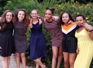 groupe de filles pendant la fet de fin de sejour a chateau beaumont