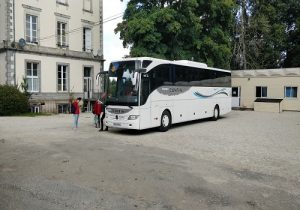 depart du chateau pour une excursion en bus grand voyage